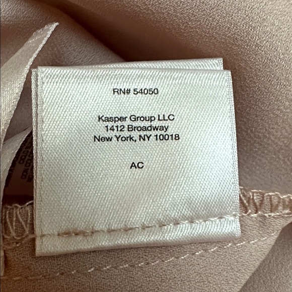 Elegant ANNE KLEIN Women's Blouse with Black Trim Size Medium. - Picture 15 of 16